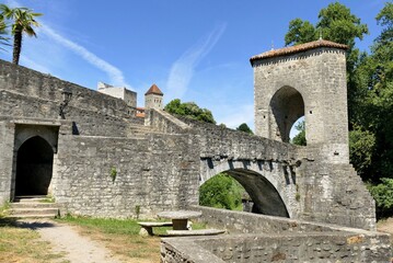 Fototapeta na wymiar Le pont de la légende sur le Gave d’Oloron à Sauveterre-de-Béarn
