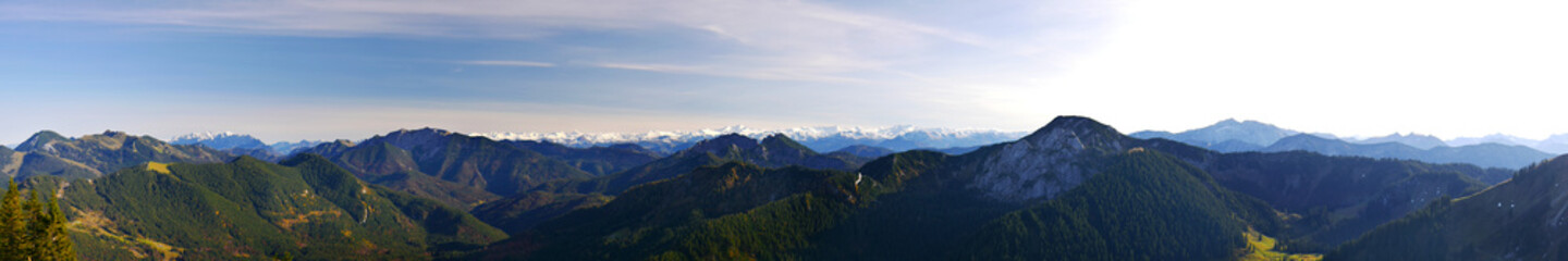 Fototapeta na wymiar Wallberg, Deutschland: Panorama der bayerischen und tiroler Alpen