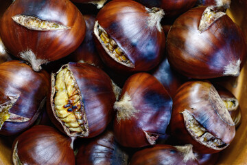 Obraz premium Chestnuts cooked on the grill, ready to eat.