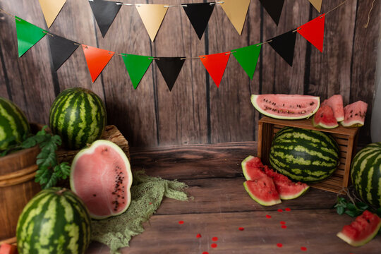 the basket for the photo shoot is decorated with watermelons. basket for newborn photo sessions. background decor of a photo zone with watermelons. red watermelon