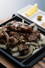 鶏肉と玉ねぎの鉄板焼き