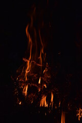 Fototapeta na wymiar Ognisko płonące nocą - ciepły ogień