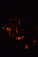 Ognisko płonące nocą - ciepły ogień
