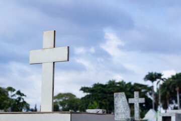 Detalhe de cruz em um túmulo em cemitério.