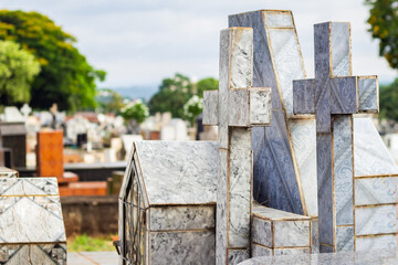 Detalhe de cruz em um túmulo em cemitério.