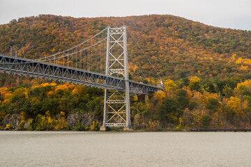 bear mountain bridge over the river

