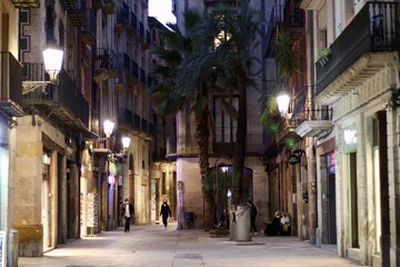 Estas son las calles de Barcelona vacias. Los efectos de la pandemia en la ciudad durante la noche. Comercios cerrados bajo el toque de queda