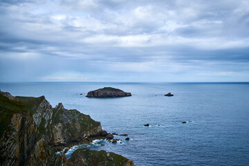 Mar azul en dia nublado