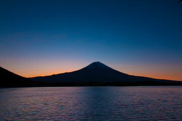 田貫湖からの富士山の夜明け