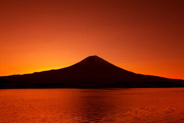 田貫湖からの富士山の夜明け
