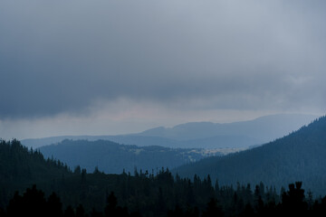 Crépuscule dans les montagnes avant une tempête et un orage un jour pluvieux et brumeux. Conditions météorologiques sévères. Sommets des montagnes des Carpates