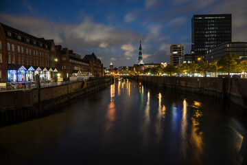Fototapeta premium Night in the historic harbor of Hamburg.