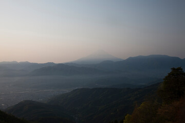 Fototapeta na wymiar 櫛形山からの朝もやの富士山