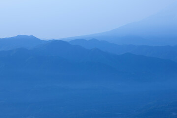 櫛形山からの朝もやの富士山