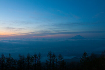 夜明けの甘利山からの富士山