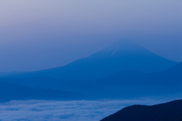 Naklejka premium 雲海と山並み