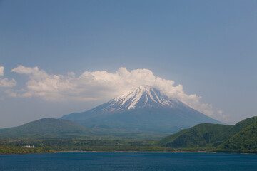 5月の本栖湖と富士山