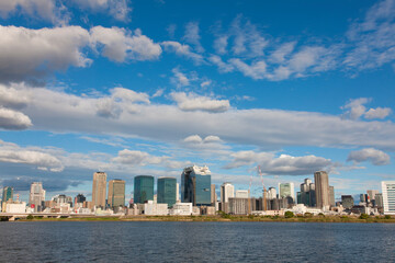 Fototapeta premium 淀川河川敷より大阪のビル群