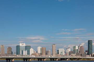 淀川河川敷より大阪のビル群