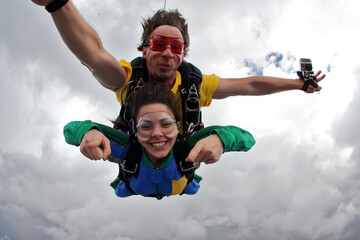 Skydiving tandem having fun on a cloudy day © Mauricio G