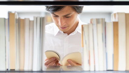 図書館で本を読む男性