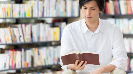 図書館で本を読む男性