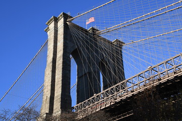 Die Brooklyn Bridge in New York wurde 1883 eröffnet. Sie verbindet Lower Manhattan mit dem Stadtteil Brooklyn und überspannt den East River. 