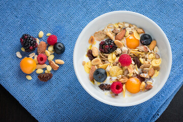 Comida saludable de cereal, frutas y yogurt