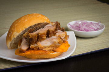 Porción de pan con chicharron y salsa de cebolla