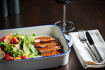salad with roast beef and vegetables