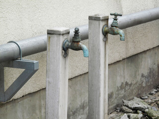 劣化した水道栓と支柱