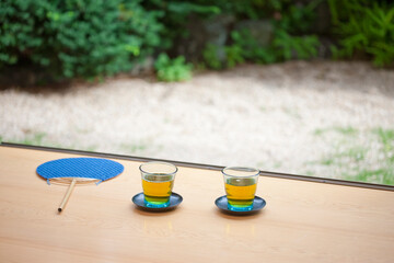 縁台に置かれたお茶