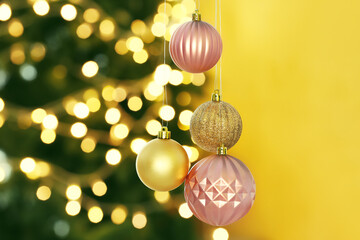 Obraz premium Hanging Christmas balls against blurred lights