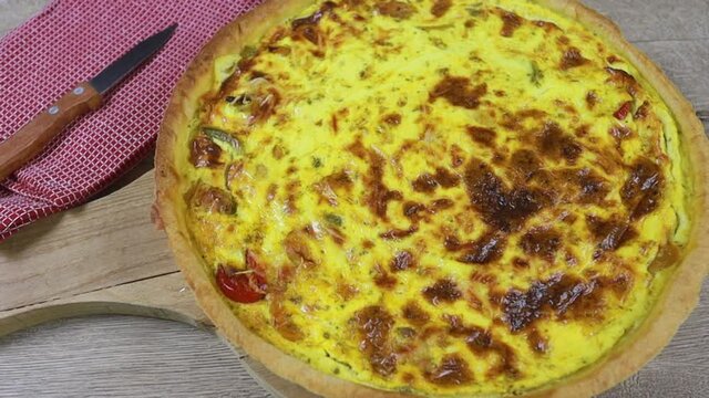 quiche aux l&eacute;gumes et poulet sur une table