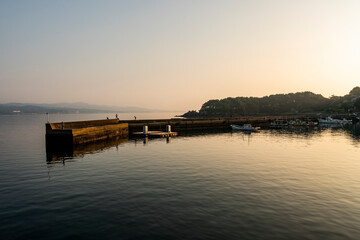 Obraz premium 長崎県雲仙市 小浜町冨津漁港から望む小浜温泉街