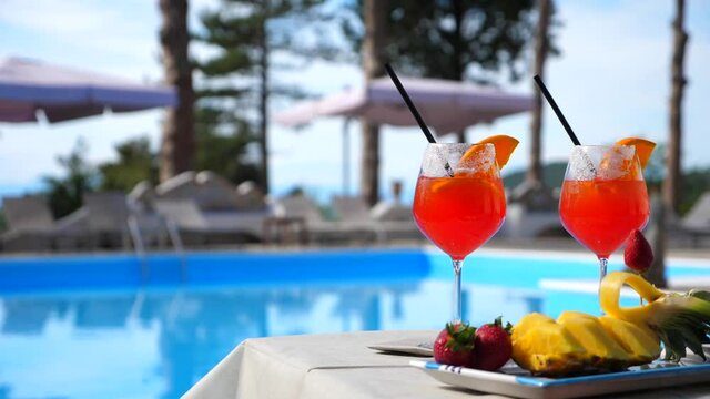 Aperitivo a bordo piscina, bicchiere di Spritz con frutta