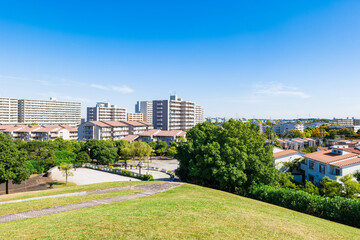 青空が広がる郊外の住宅地