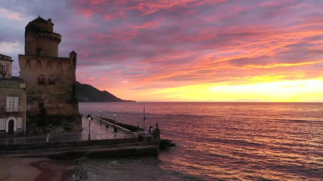 tramonto sul borgo di Santa Maria di Castellabate, Cilento, Campania, Mar Mediterraneo e Tirreno. Ripresa aerea con drone. sunset over the village, Mediterranean and Tyrrhenian Sea. Aerial shot 