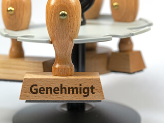 Holzstempel mit der Aufschrift Genehmigt