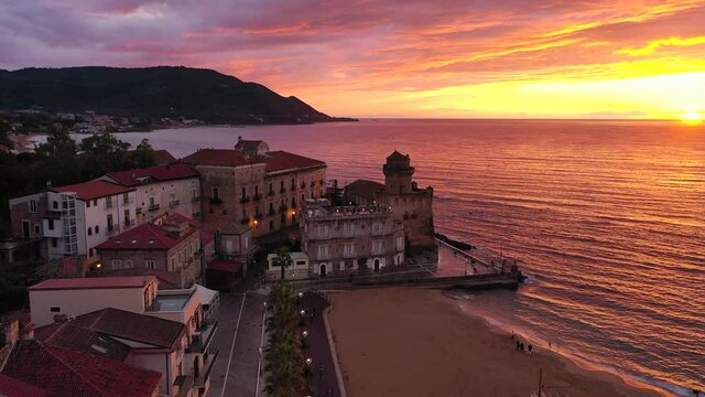 tramonto sul borgo di Santa Maria di Castellabate, Cilento, Campania, Mar Mediterraneo e Tirreno. Ripresa aerea con drone. sunset over the village, Mediterranean and Tyrrhenian Sea. Aerial shot 