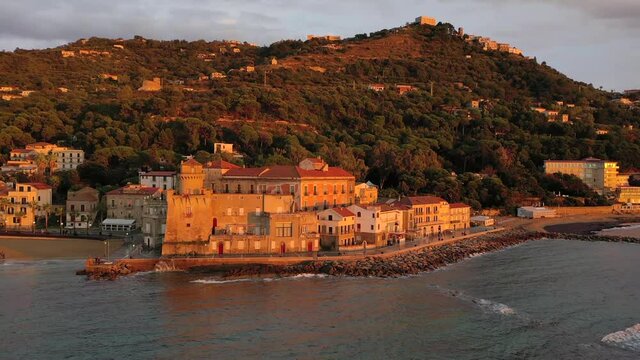 tramonto sul borgo di Santa Maria di Castellabate, Cilento, Campania, Mar Mediterraneo e Tirreno. Ripresa aerea con drone. sunset over the village, Mediterranean and Tyrrhenian Sea. Aerial shot 