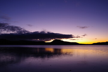 Fototapeta na wymiar 夜明けの屈斜路湖。湖面に映る美しい朝の空。