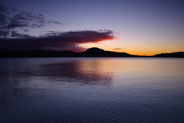 Fototapeta na wymiar 夜明けの屈斜路湖。湖面に映る美しい朝の空。
