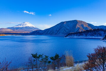 富士山と冬の本栖湖　山梨県身延町にて