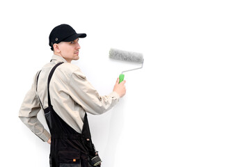 The master paints the walls in white with a roller in the daytime