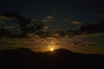 山肌に現れる美しい日の出