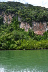 Fototapeta na wymiar Sailing among the stunning islands and beaches in Thailand's beautiful turquoise Andaman Sea