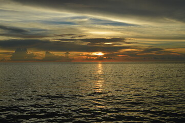 Naklejka premium Sailing among the stunning islands and beaches in Thailand's beautiful turquoise Andaman Sea