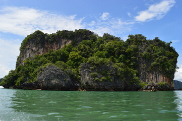 Fototapeta na wymiar Sailing among the stunning islands and beaches in Thailand's beautiful turquoise Andaman Sea