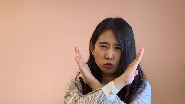 不正解をいう女性